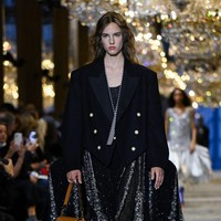 Peragaan busana koleksi Louis Vuitton Spring-Summer 2022 menutup perhelatan Paris Fashion Week, Selasa (5/10/2021). Berbalut busana bernuansa victorian modern, para model berlenggang menelusuri salah satu area Louvre yang megah berlangitkan deretan lampu kristal. (Foto: Getty Images/Pascal Le Segretain)