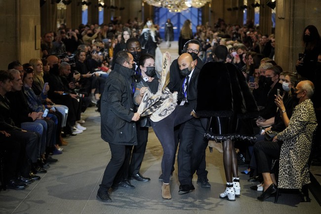 Alma Dufour, juru bicara Amis de la Terre France, mengatakan, Louis Vuitton menjadi target untuk isu konsumtivisme yang berlebihan karena berada di bawah naungan grup LVHM. LVMH adalah pemimpin global di sektor barang-barang mewah dan menjadi penentu tren yang mendorong industri tekstil untuk terus memperbarui koleksi lebih cepat dan menghasilkan lebih banyak, katanya. (Foto: Getty Images/Pascal Le Segretain)