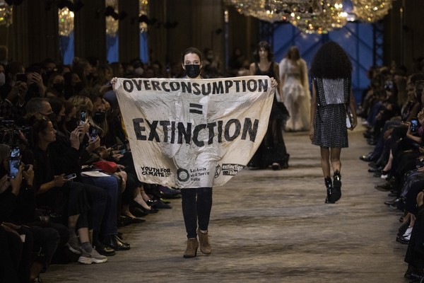 Aksi Demonstran di Peragaan Busana Louis Vuitton Paris
