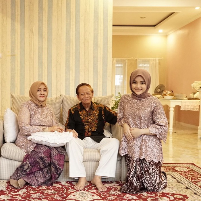 Foto Diandra bersama nenek dan kakeknya.