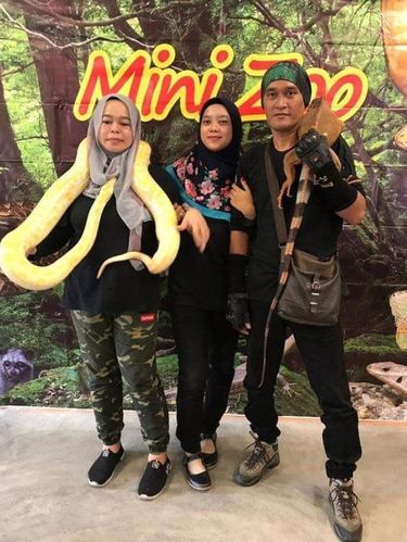 Foto keluarga Syazlin yang gemar memelihara hewan eksotik.