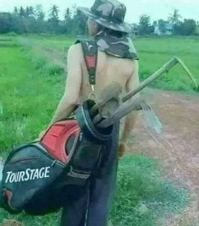 Bawaan boleh cangkul, tapi tempat tasnya nggak main-main. Atau mungkin bapaknya mau main golf pakai cara baru, yaitu pakai cangkul, bagaimana menurutmu? Foto: 1cak.com