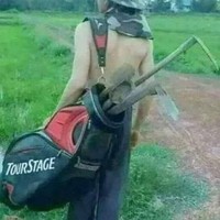 Bawaan boleh cangkul, tapi tempat tasnya nggak main-main. Atau mungkin bapaknya mau main golf pakai cara baru, yaitu pakai cangkul, bagaimana menurutmu? Foto: 1cak.com