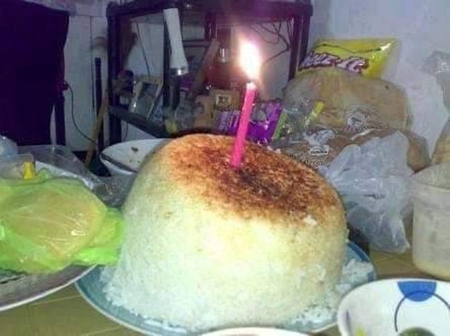 Kata siapa kue ulang tahun harus mahal? Contohnya yang satu ini, dari jauh mungkin kelihatan mewah tapi kalau diperhatikan dari dekat sebenarnya itu cuma nasi yang sudah dipanaskan berkali-kali. Foto: 1cak.com