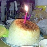 Kata siapa kue ulang tahun harus mahal? Contohnya yang satu ini, dari jauh mungkin kelihatan mewah tapi kalau diperhatikan dari dekat sebenarnya itu cuma nasi yang sudah dipanaskan berkali-kali. Foto: 1cak.com