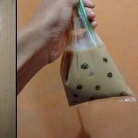 Niat hati ingin minuman yang ada bobanya, tapi apa daya uang tak cukup. Untung punya ide cemerlang untuk menggambar bobanya. Jadi walaupun minumannya cuma di plastik, tetap terlihat mewah dengan tambahan boba bukan? Foto: 1cak.com