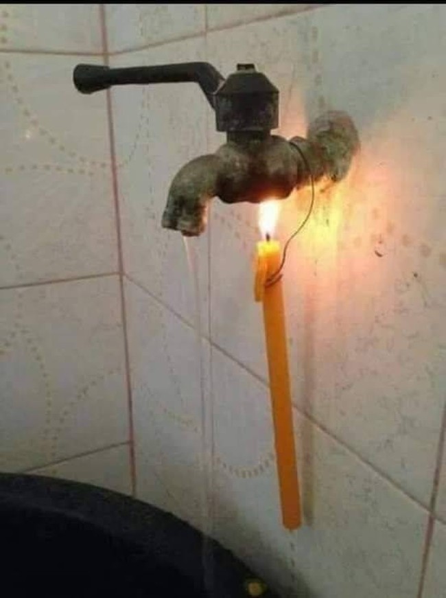 Cuma bermodalkan keran air biasa, tapi mandi air hangat tetap bisa dilakukan. Kalau gini kan jadi berasa punya fasilitas seperti di kamar mandi mewah. Foto: 1cak.com