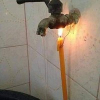 Cuma bermodalkan keran air biasa, tapi mandi air hangat tetap bisa dilakukan. Kalau gini kan jadi berasa punya fasilitas seperti di kamar mandi mewah. Foto: 1cak.com