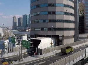 Contoh Bangunan Gila: Lantai 5-7 Gedung Ini Ditembus Jalan Tol