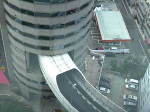 Permisi....Jalan Tol di Jepang Ini Menembus Gedung Bertingkat