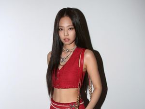 8 Pesona Jennie BLACKPINK Pakai Rok Mini di Paris Fashion Week 2021