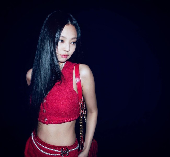 Perhelatan Chanel diadakan di Grand Palais pukul 10.30 waktu setempat. Jennie BLACKPINK mengenakan koleksi Spring/Summer 2022 rancangan Creative Director Chanel, Virginie Viard. Foto: dok. Instagram richardgianorio