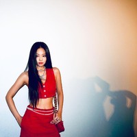 Rapper grup BLACKPINK itu mengenakan atasan crop top yang menampilkan otot perutnya. Rok mini yang dikenakannya memiliki detail mutiara menyerupai belt. Foto: dok. Instagram richardgianorio