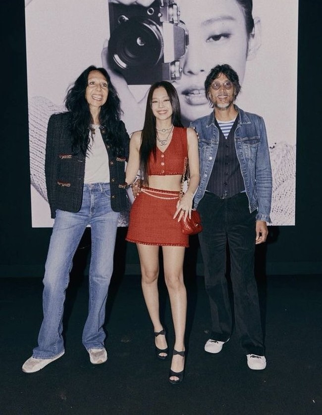 Lewat akun Instagram, ia membagikan fotonya bersama pasangan fotografer Inez & Vinoodh, yang memotretnya untuk campaign terbaru Chanel ‘Coco Neige’. Foto: dok. Instagram jennierubyjane