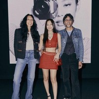 Lewat akun Instagram, ia membagikan fotonya bersama pasangan fotografer Inez & Vinoodh, yang memotretnya untuk campaign terbaru Chanel ‘Coco Neige’. Foto: dok. Instagram jennierubyjane