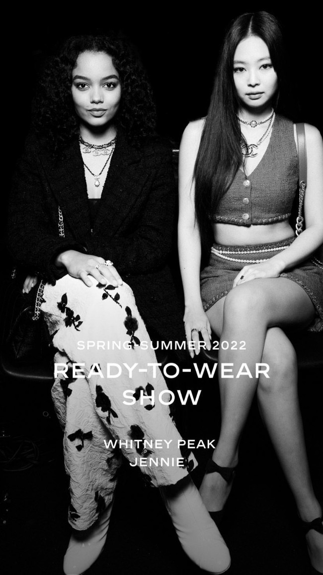 Selama acara berlangsung, Jennie BLACKPINK duduk di baris depan, di tengah bintang Gossip Girl Whitney Peak dan kepala editor British Vogue Edward Enninful. Foto: dok. Instagram chanelofficial