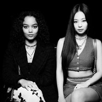Selama acara berlangsung, Jennie BLACKPINK duduk di baris depan, di tengah bintang Gossip Girl Whitney Peak dan kepala editor British Vogue Edward Enninful. Foto: dok. Instagram chanelofficial