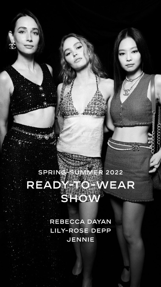 Ini kali ketiga Jennie BLACKPINK menghadiri Paris Fashion Week sejak didapuk sebagai global ambassador Chanel pada 2018. Tahun ini, idol KPop dengan julukan ‘Human Chanel’ itu menjalani pemotretan bersama sejumlah model antara lain Lily-Rose Depp dan Rebecca Dayan. Foto: dok. Instagram chanelofficial