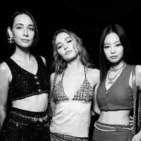 Ini kali ketiga Jennie BLACKPINK menghadiri Paris Fashion Week sejak didapuk sebagai global ambassador Chanel pada 2018. Tahun ini, idol KPop dengan julukan ‘Human Chanel’ itu menjalani pemotretan bersama sejumlah model antara lain Lily-Rose Depp dan Rebecca Dayan. Foto: dok. Instagram chanelofficial