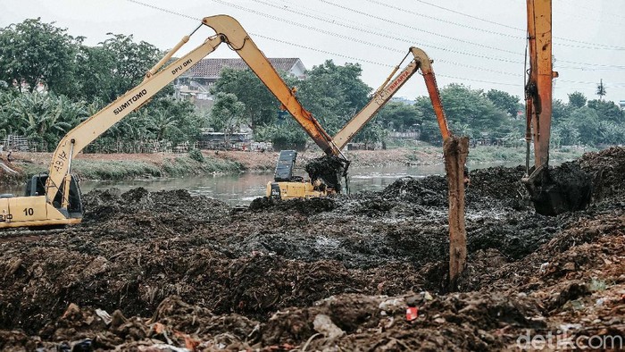 Pemprov DKI Jakarta melakukan program Gerebek Lumpur untuk mencegah banjir di musim penghujan. Sejumlah sungai pun dikeruk.