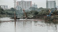 Pengerukan sedimen lumpur dan sampah menggunakan alat berat secara masif dan serentak di 5 (lima) wilayah Kota Jakarta.