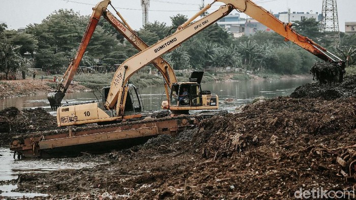 Pemprov DKI Jakarta melakukan program Gerebek Lumpur untuk mencegah banjir di musim penghujan. Sejumlah sungai pun dikeruk.
