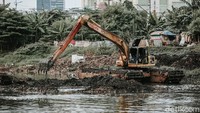 Pengerukan sedimen lumpur dan sampah ini dilakukan sebagai upaya menambah daya tampung air serta melancarkan aliran air yang biasanya tersumbat sampah.