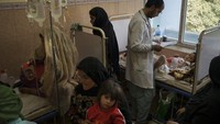 Ancaman gizi buruk kian nyata dihadapi warga, khususnya anak-anak di Afghanistan. Melansir CNN Indonesia, UNICEF menyebut hampir 2 juta anak-anak Afghanistan berisiko kekurangan gizi karena kemiskinan. AP Photo/Felipe Dana.