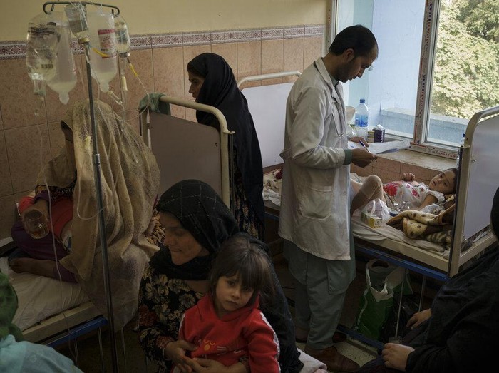 Ancaman gizi buruk kian nyata di Afghanistan. Kondisi perekonomian yang belum stabil membuat orang tua di negara itu mati-matian penuhi kebutuhan anak mereka.