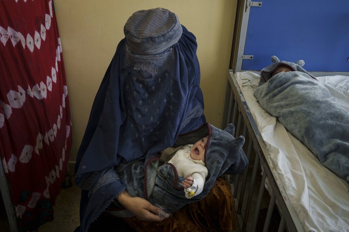 Ancaman gizi buruk kian nyata di Afghanistan. Kondisi perekonomian yang belum stabil membuat orang tua di negara itu mati-matian penuhi kebutuhan anak mereka.