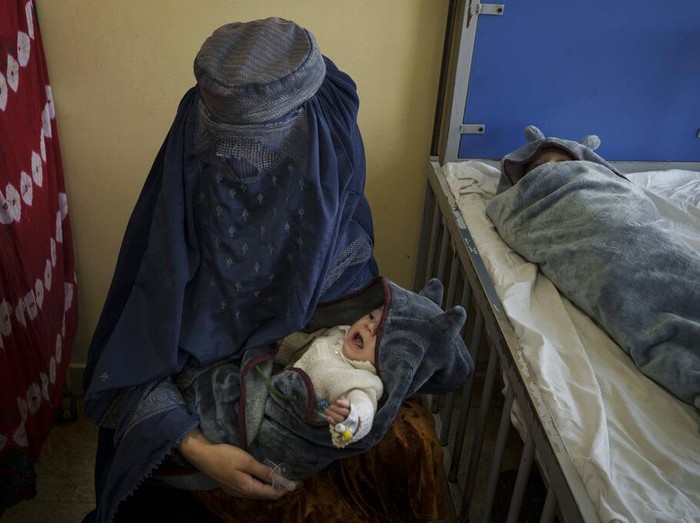 Ancaman gizi buruk kian nyata di Afghanistan. Kondisi perekonomian yang belum stabil membuat orang tua di negara itu mati-matian penuhi kebutuhan anak mereka.