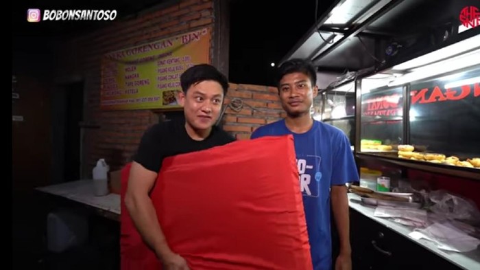 Gokil! Bobon Santoso Tantang Penjual Gorengan Masak TV 32 Inch