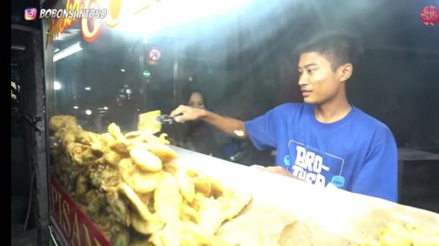 Gokil! Bobon Santoso Tantang Penjual Gorengan Masak TV 32 Inch