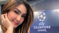 Intan Saumadina juga beberapa terlihat wajahnya sebelum pertandingan sepakbola Liga Champions dimulai. Foto: Instagram Intan Saumadina
