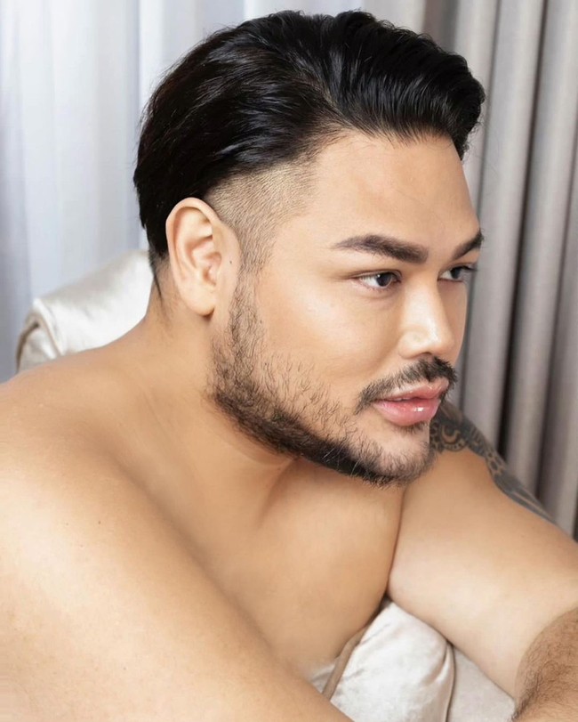 Penampilan Ivan Gunawan usai menjalani diet semakin mencuri perhatian. Ivan Gunawan sndiri sebelumnya diketahui mendapat tantangan dari Deddy Corbuzier untuk menurunkan berat badannya. Saat ini pria yang akrab disapa Igun itu telah berhasil menurunkan berat badannya hingga 30 kg. Foto: Instagram/@ivan_gunawan