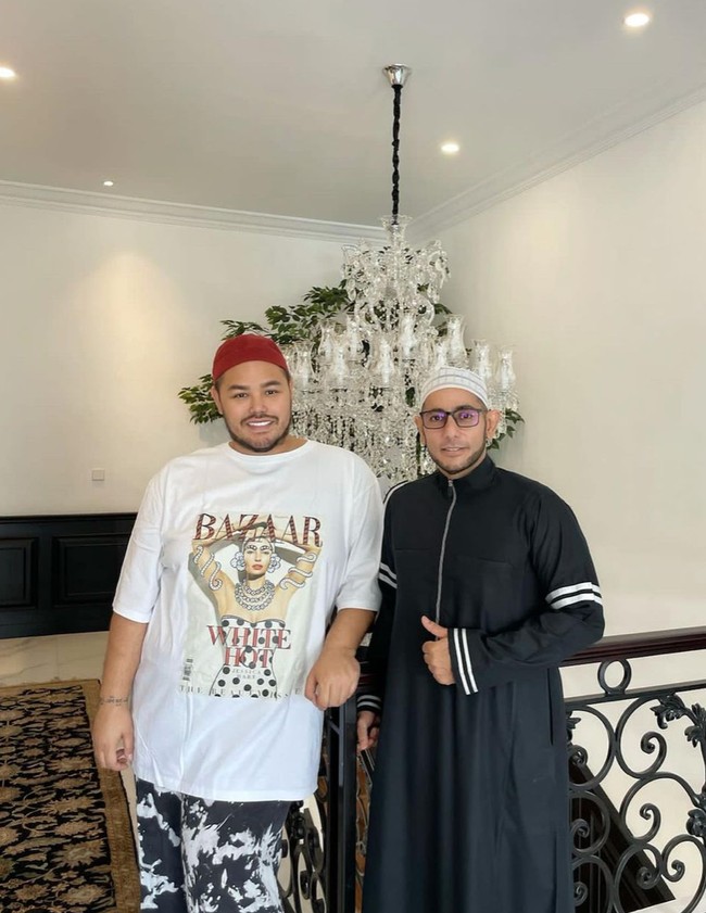 Jika dilihat, penampilan Ivan Gunawan saat ini memang cukup berbeda. Tubuhnya jadi terlihat jauh lebih kurus. Tak sedikit netizen yang memuji penampilan barunya itu dan menyebutnya jadi terlihat lebih ganteng. Foto: Instagram/@ivan_gunawan