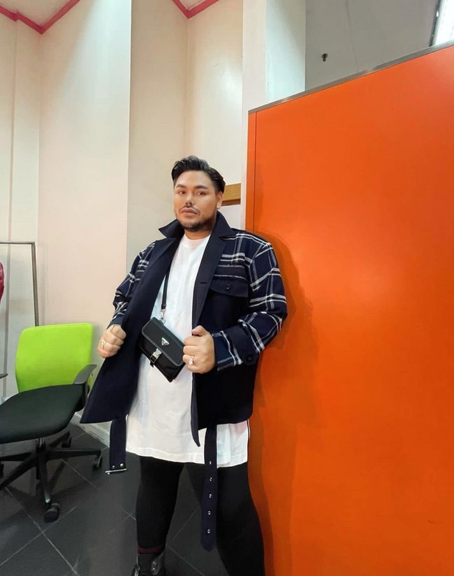Tak hanya disebut makin ganteng, Ivan Gunawan juga dipuji makin macho dan terlihat bugar. Bagaimana menurutmu penampilan Ivan Gunawan saat ini? Foto: Instagram/@ivan_gunawan