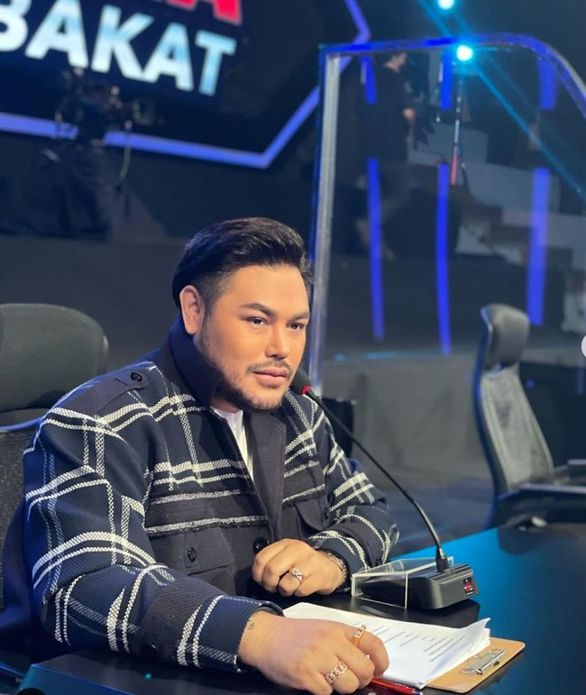 Penampilan Ivan Gunawan dengan kumis dan jenggot serta tatanan rambutnya yang rapih membuat Ivan tampak makin manly. Tak heran jika banyak netizen yang memuji penampilan Ivan Gunawan saat ini. Foto: Instagram/@ivan_gunawan