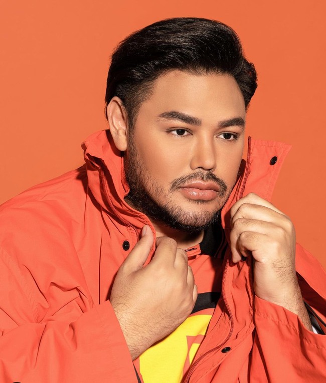 Ivan Gunawan pernah mengatakan bahwa selama menjalani diet dirinya tidak mengonsumsi gorengan dan makanan yang mengandung santan. Selain itu juga Igun berusaha untuk tidak telat makan. Karena usaha dan kerja kerasnya itu, kini badannya pun berhasil jadi lebih kurus. Foto: Instagram/@ivan_gunawan