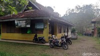 Penampakan Pos Siaga bila terjadi kebakaran di Kawasan Gunung Masigit Kareumbi lokasi di titik perbatasan antara Sumedang, Bandung dan Garut.Terdapat ruang aula dan kamar di titik perbatasan antara Sumedang, Garut dan Bandung.
