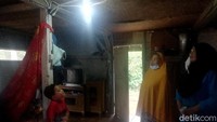 Selasa (5/10/2021) menjadi hari bersejarah bagi warga Cigumentong Sumedang. Pasalnya dari sejak Indonesia Merdeka, pasokan listrik baru masuk hari itu.