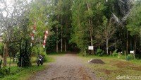 Lokasi ini menjadi titik perbatasan bagi tiga wilayah antara Sumedang, Bandung dan Garut.