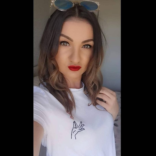 Sebagai nenek muda yang baru punya cucu tentu Jenni sering menimang cucunya. Ketika membawa sang cucu ke luar rumah dikatakan jika banyak orang mengira ia sedang menggendong anak terakhir yang baru lahir. Foto: Instagram Jenni Medlam