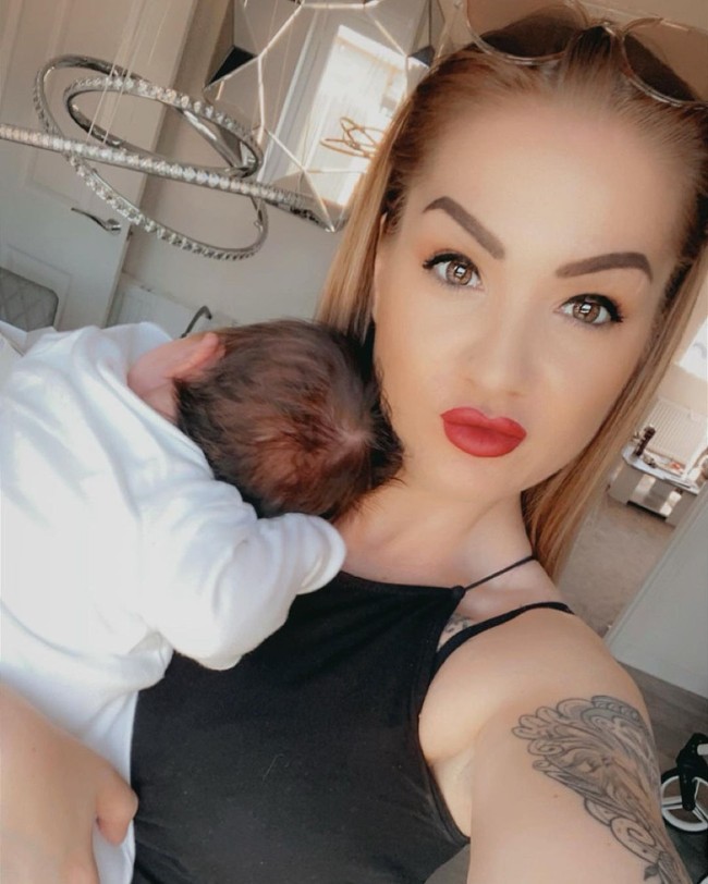 Jenni Medlam dan suaminya Richard disebut sebagai pasangan termuda yang memiliki cucu di Inggris. Ketika menimang Isla-May bulan Juni lalu, usia mereka belum genap 34 dan 35. Karena itu, banyak orang tak percaya ia sudah jadi nenek. Media lokal pun memberitakan bahwa suami-istri tersebut bisa saja menjadi kakek dan nenek termuda. Foto: Instagram Jenni Medlam