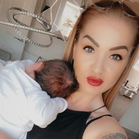 Jenni Medlam dan suaminya Richard disebut sebagai pasangan termuda yang memiliki cucu di Inggris. Ketika menimang Isla-May bulan Juni lalu, usia mereka belum genap 34 dan 35. Karena itu, banyak orang tak percaya ia sudah jadi nenek. Media lokal pun memberitakan bahwa suami-istri tersebut bisa saja menjadi kakek dan nenek termuda. Foto: Instagram Jenni Medlam