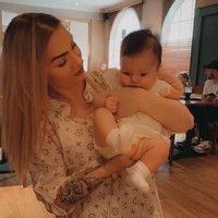 Seorang wanita bernama Jenni mengaku sering salah dikira ketika menggendong bayi. Kebanyakan orang menyangka ia sedang menimang anak sendiri padahal bayi tersebut adalah cucunya. Foto: Instagram Jenni Medlam