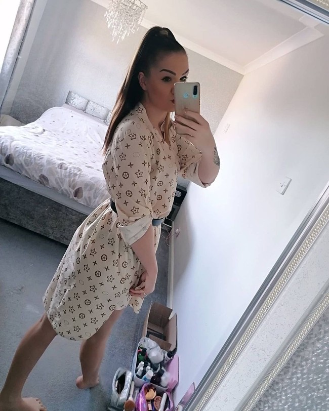 Jenni sendiri mengaku sangat terkejut ketika tahu anaknya hamil di usia 16. Namun wanita itu memutuskan untuk mendukung anak perempuannya dan membantu merawat sang cucu. Aku (dipanggil) Nanna dan Richard Gpa. Menjadi kakek nenek muda artinya kamu lebih punya banyak waktu mencintai cucumu dan menyayangi mereka. Dan kami mungkin akan punya cicit, Foto: Instagram Jenni Medlam