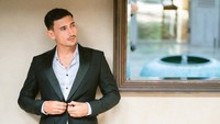 Jessica Iskandar pun memperlihatkan foto Vincent Verhaag yang tampak mengenakan jas dan setelan hitam, dipadu kemeja putih. Foto: dok instagram inijedar