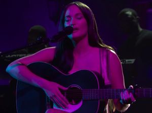 Heboh! Penyanyi Country Tampil Vulgar, Hanya Tutupi Tubuh dengan Gitar
