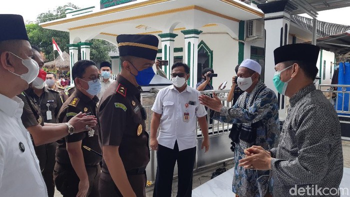 Kajati Banten Reda Mantovani dan Kadis Perkim saat bertemu dengan kenadziran Banten Lama.